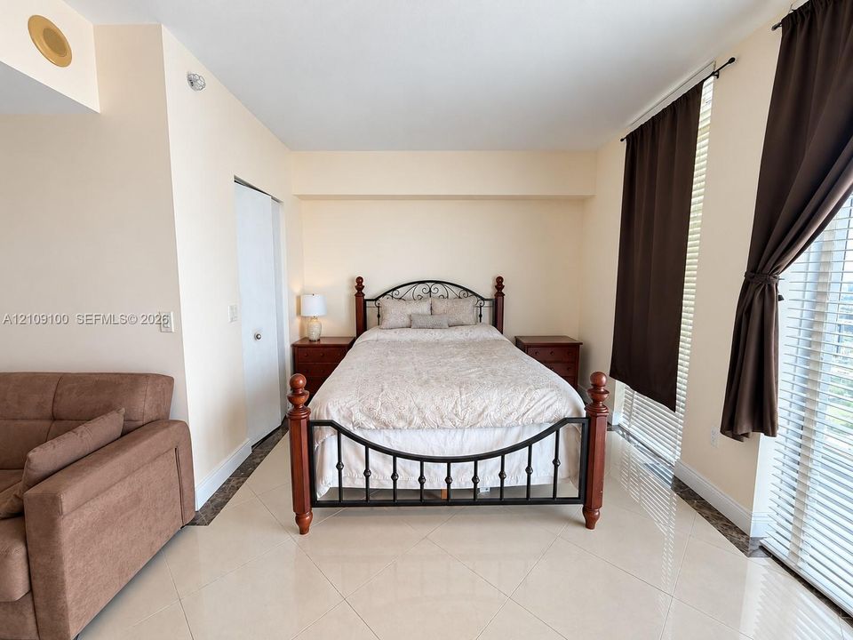 В аренду: $2,450 (0 спален, 1 ванн, 580 Квадратных фут)