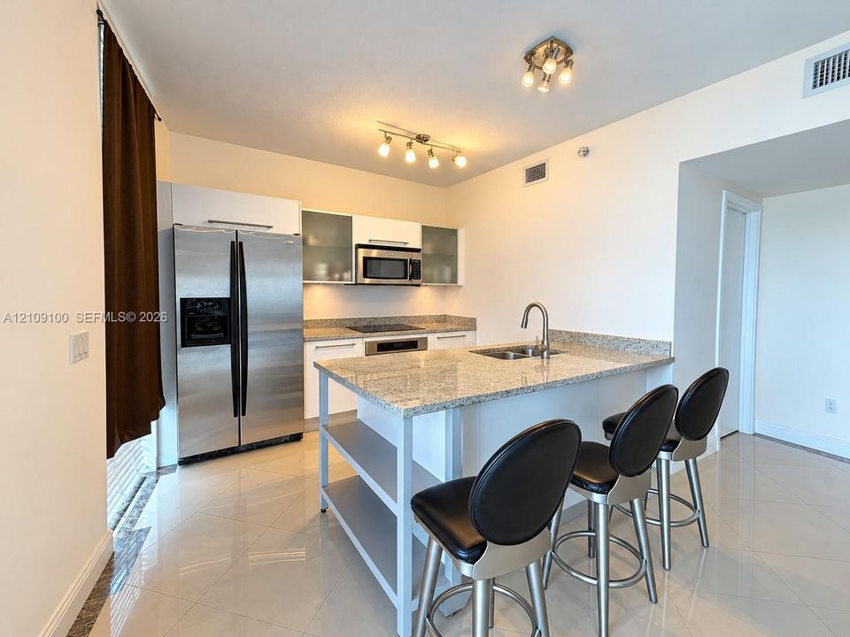 В аренду: $2,450 (0 спален, 1 ванн, 580 Квадратных фут)