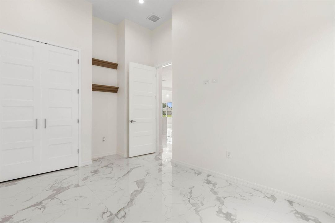 44-web-or-mls-116 Longview Way N-41