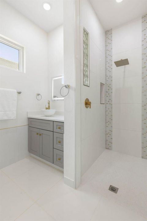 49-web-or-mls-116 Longview Way N-46