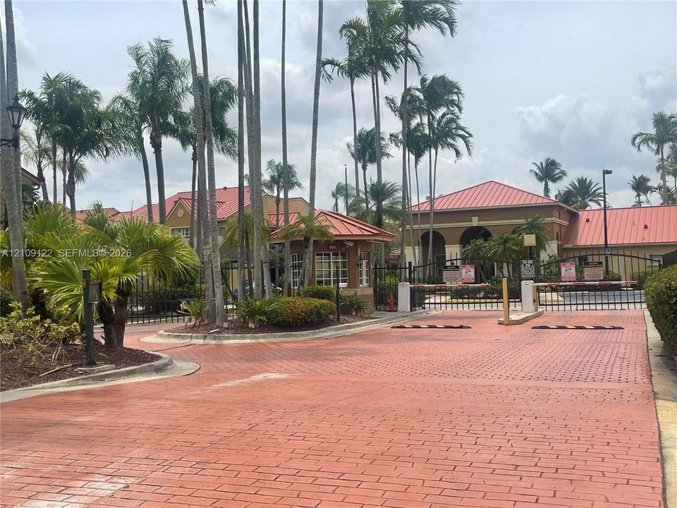 For Rent: $2,000 (1 beds, 1 baths, 735 Square Feet)