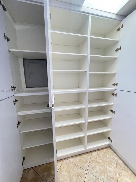For Rent: $2,000 (1 beds, 1 baths, 735 Square Feet)