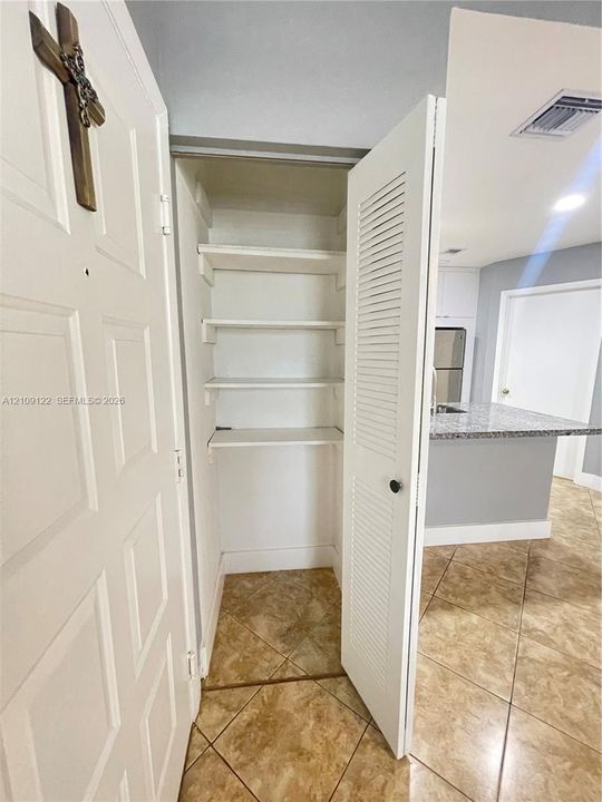 For Rent: $2,000 (1 beds, 1 baths, 735 Square Feet)