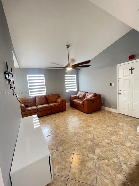 For Rent: $2,000 (1 beds, 1 baths, 735 Square Feet)