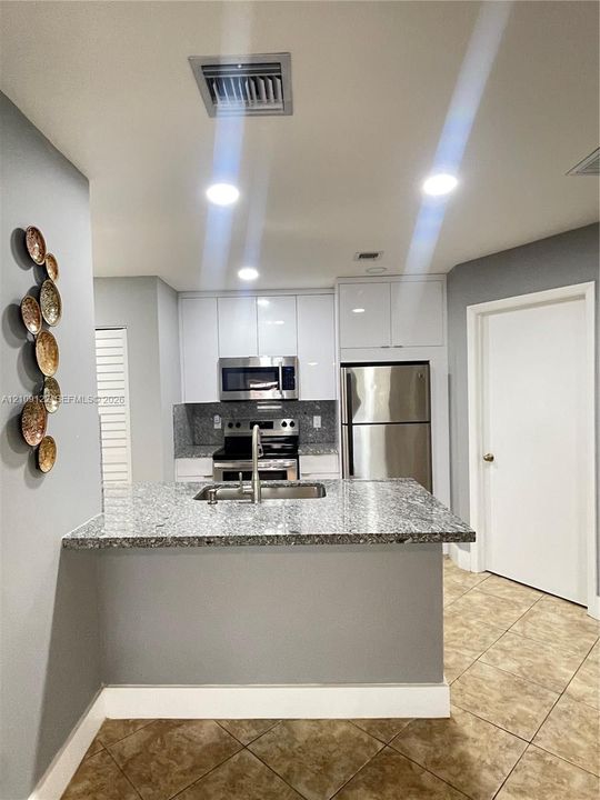 For Rent: $2,000 (1 beds, 1 baths, 735 Square Feet)