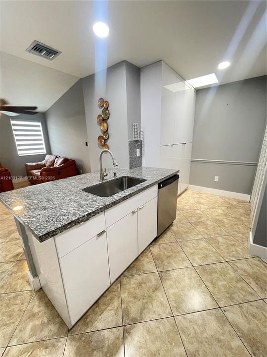 For Rent: $2,000 (1 beds, 1 baths, 735 Square Feet)