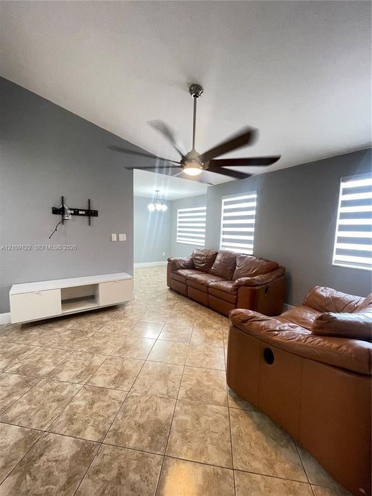 For Rent: $2,000 (1 beds, 1 baths, 735 Square Feet)