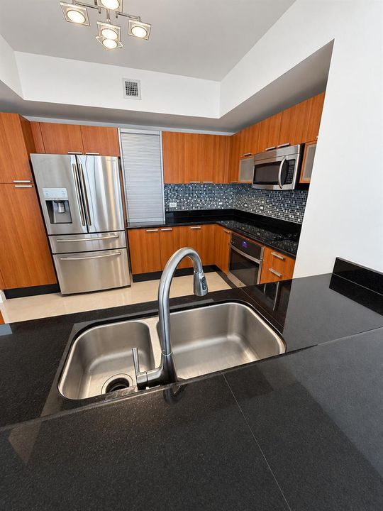 LARGE KITCHEN