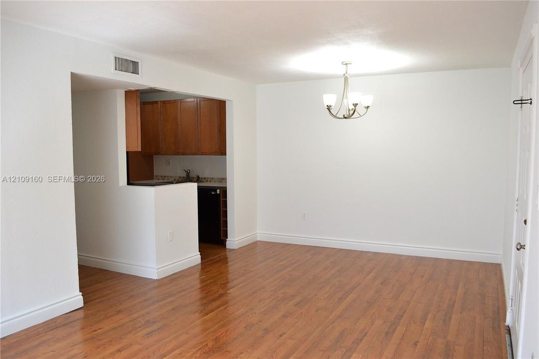 В аренду: $1,950 (2 спален, 1 ванн, 784 Квадратных фут)