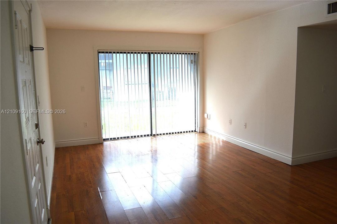 В аренду: $1,950 (2 спален, 1 ванн, 784 Квадратных фут)