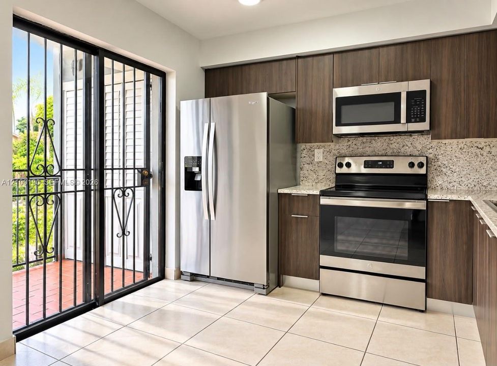 For Rent: $2,250 (2 beds, 2 baths, 888 Square Feet)