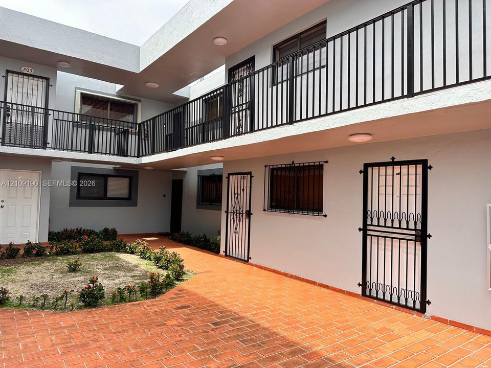 For Rent: $2,250 (2 beds, 2 baths, 888 Square Feet)