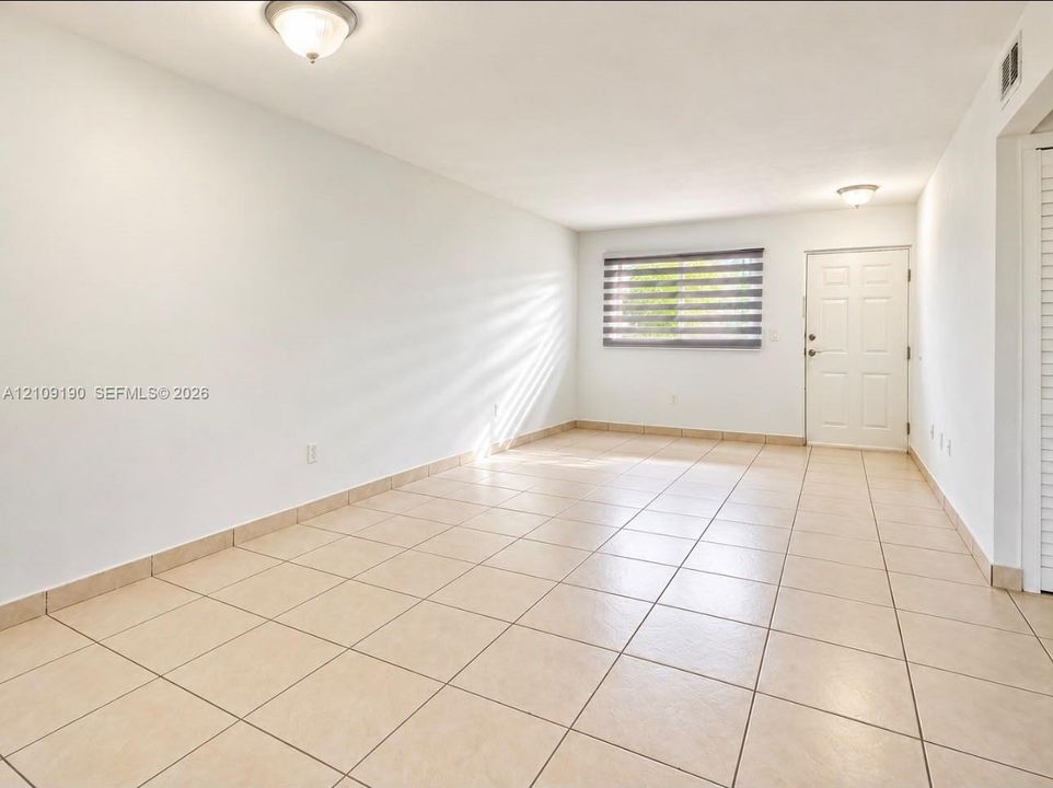 For Rent: $2,250 (2 beds, 2 baths, 888 Square Feet)