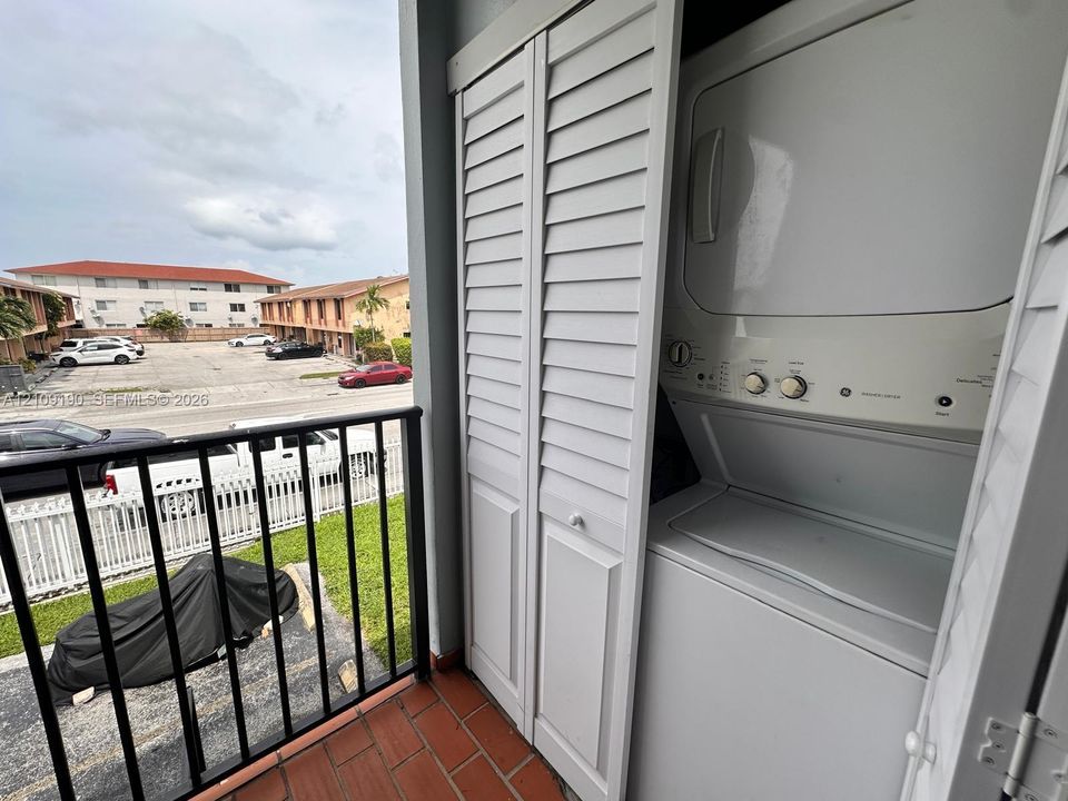 For Rent: $2,250 (2 beds, 2 baths, 888 Square Feet)