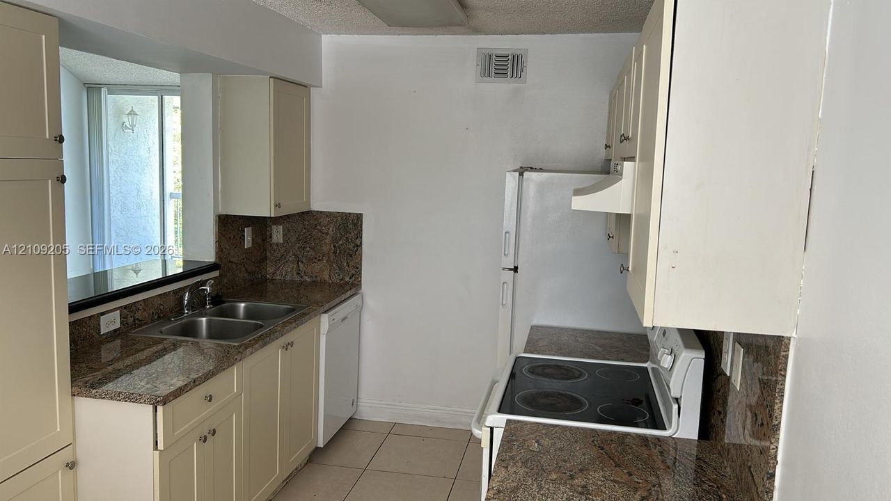 For Sale: $345,000 (2 beds, 2 baths, 1128 Square Feet)