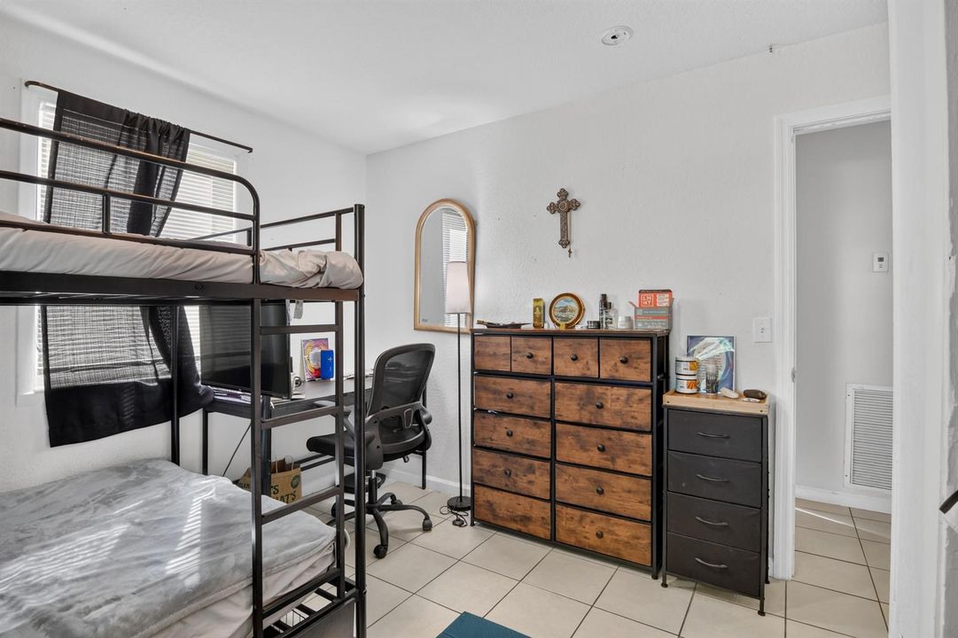 18-1340-Longwood-St-17