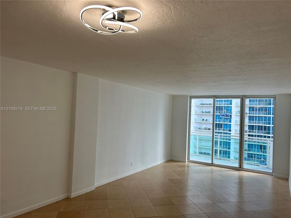 В аренду: $2,800 (1 спален, 1 ванн, 883 Квадратных фут)