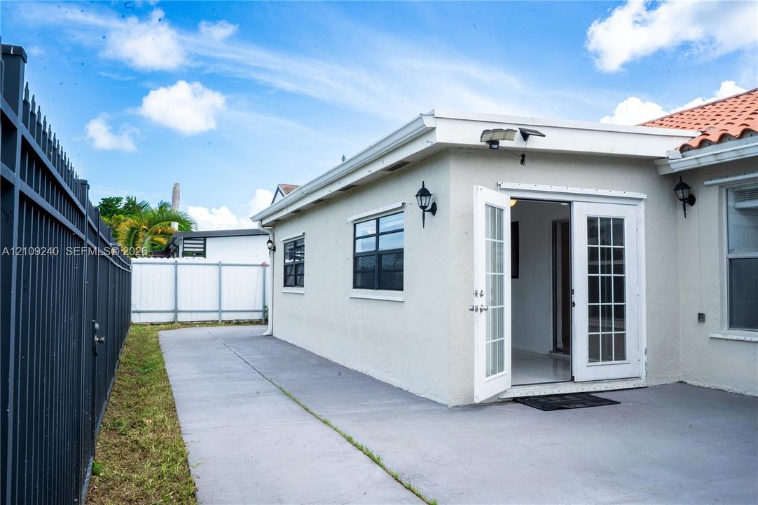 For Rent: $3,100 (3 beds, 2 baths, 1895 Square Feet)