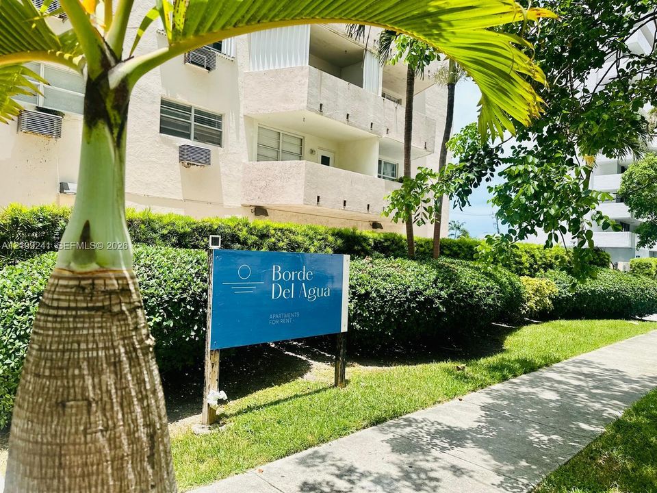 For Rent: $2,000 (2 beds, 1 baths, 760 Square Feet)