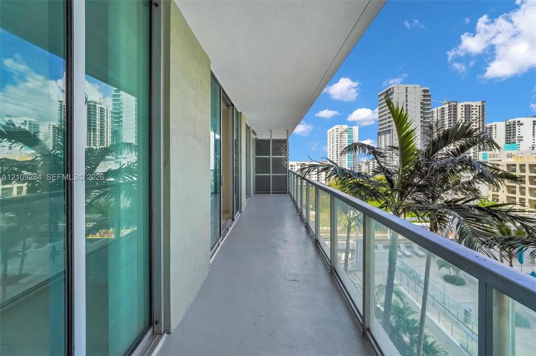 For Sale: $539,000 (2 beds, 2 baths, 1100 Square Feet)