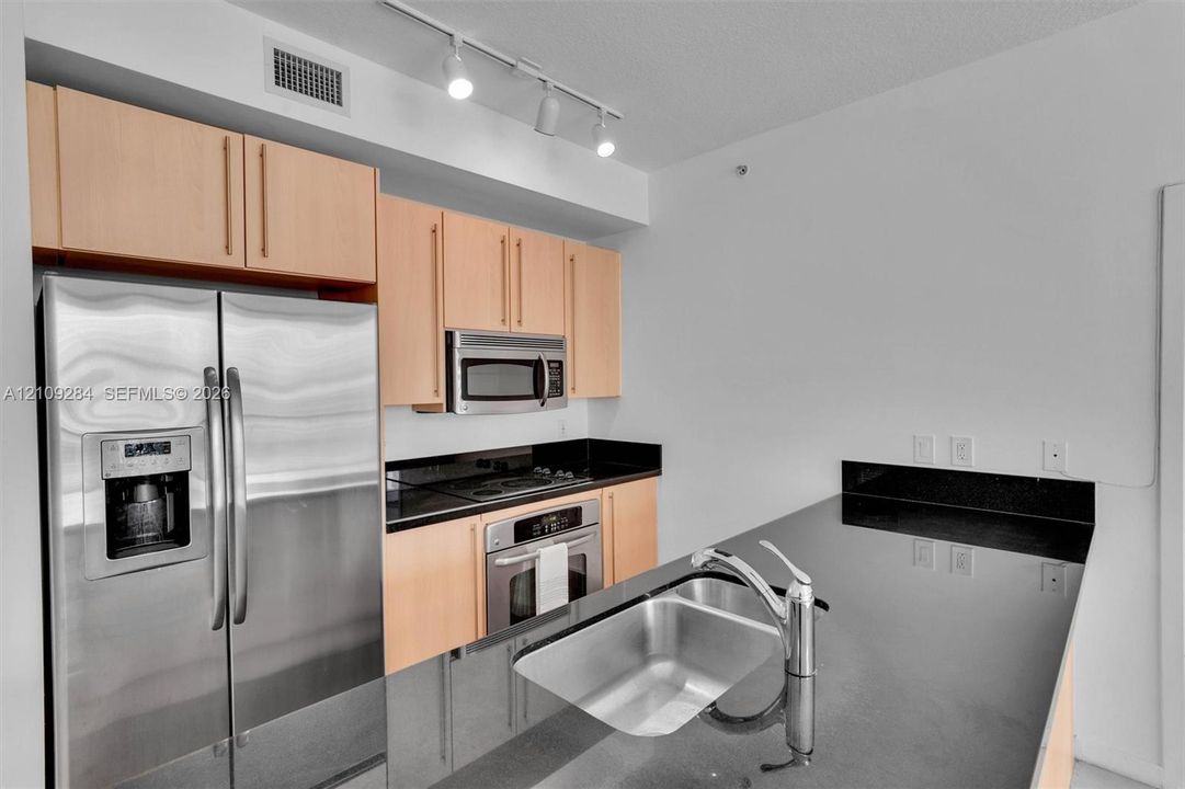 For Sale: $539,000 (2 beds, 2 baths, 1100 Square Feet)