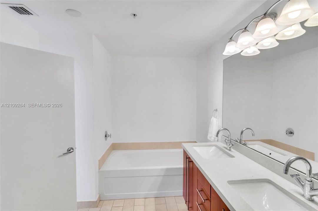 For Sale: $539,000 (2 beds, 2 baths, 1100 Square Feet)