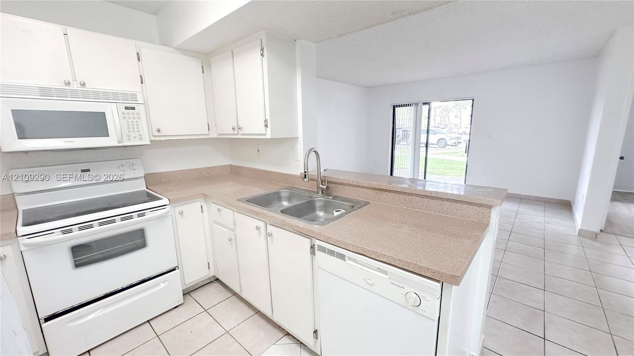 For Rent: $2,100 (2 beds, 2 baths, 1016 Square Feet)