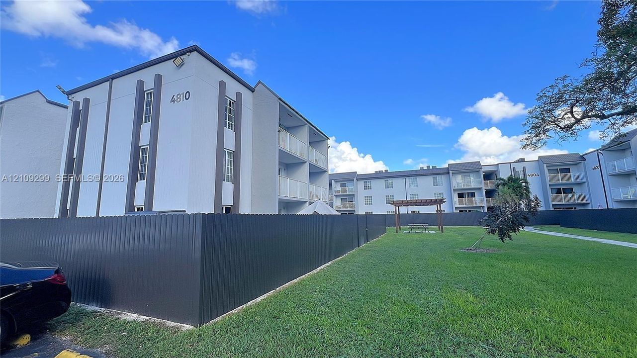 В аренду: $2,000 (1 спален, 1 ванн, 810 Квадратных фут)