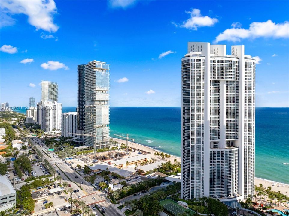 For Sale: $3,875,000 (3 beds, 3 baths, 4045 Square Feet)