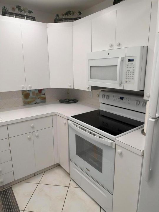 4046 Ainslie C-kitchen2