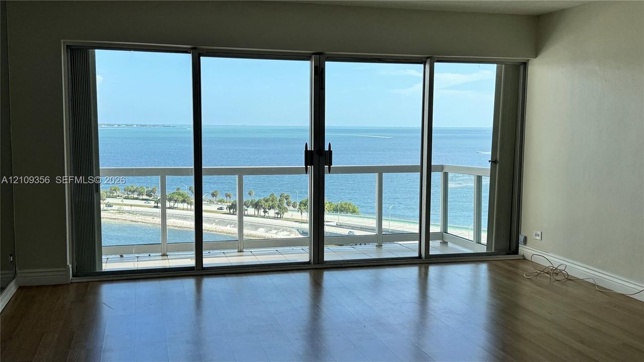 For Rent: $3,000 (1 beds, 1 baths, 998 Square Feet)
