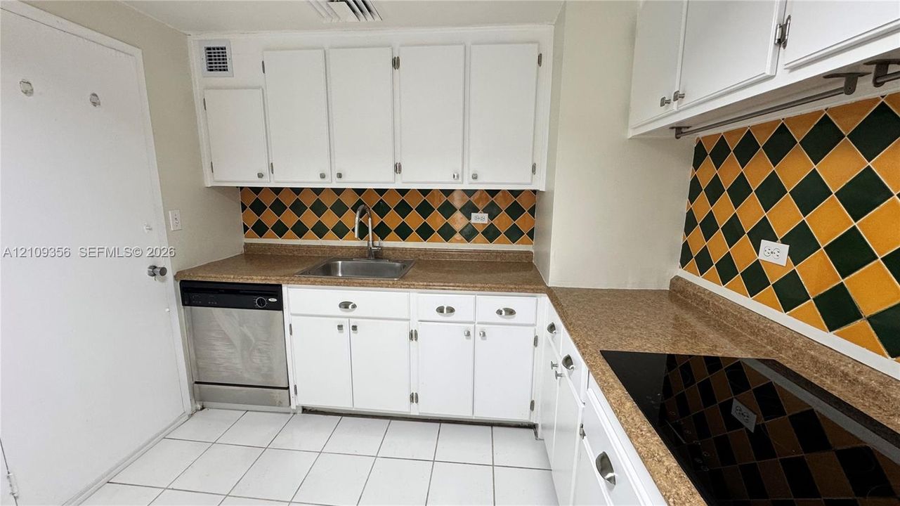 For Rent: $3,000 (1 beds, 1 baths, 998 Square Feet)