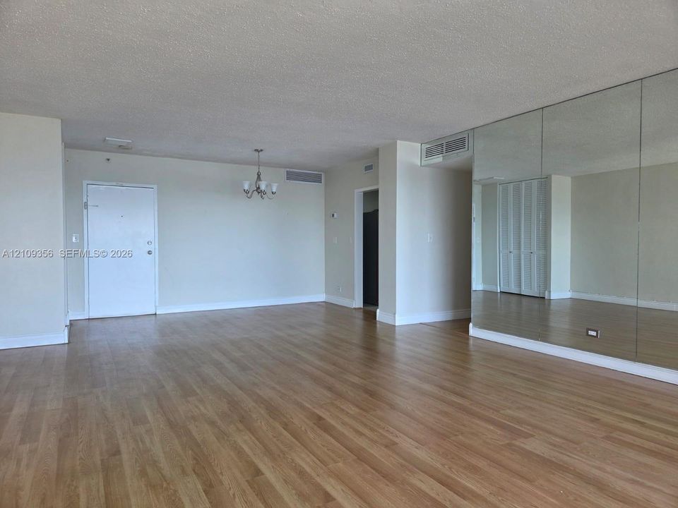 For Rent: $3,000 (1 beds, 1 baths, 998 Square Feet)
