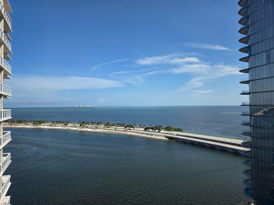 For Rent: $3,000 (1 beds, 1 baths, 998 Square Feet)