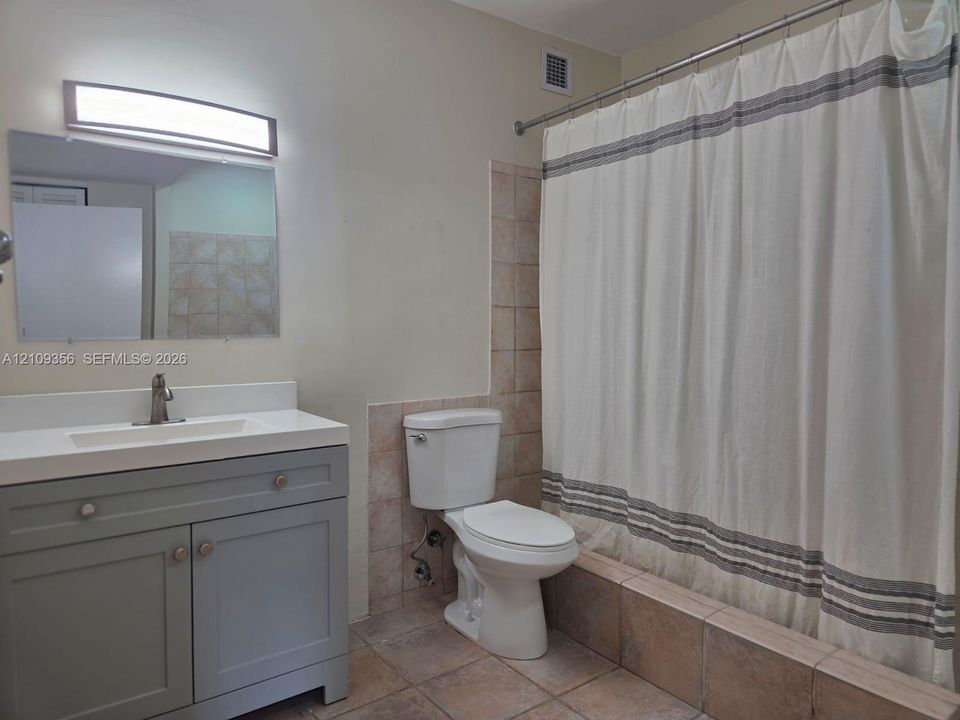 For Rent: $3,000 (1 beds, 1 baths, 998 Square Feet)