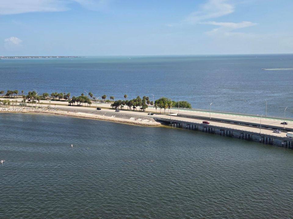 For Rent: $3,000 (1 beds, 1 baths, 998 Square Feet)