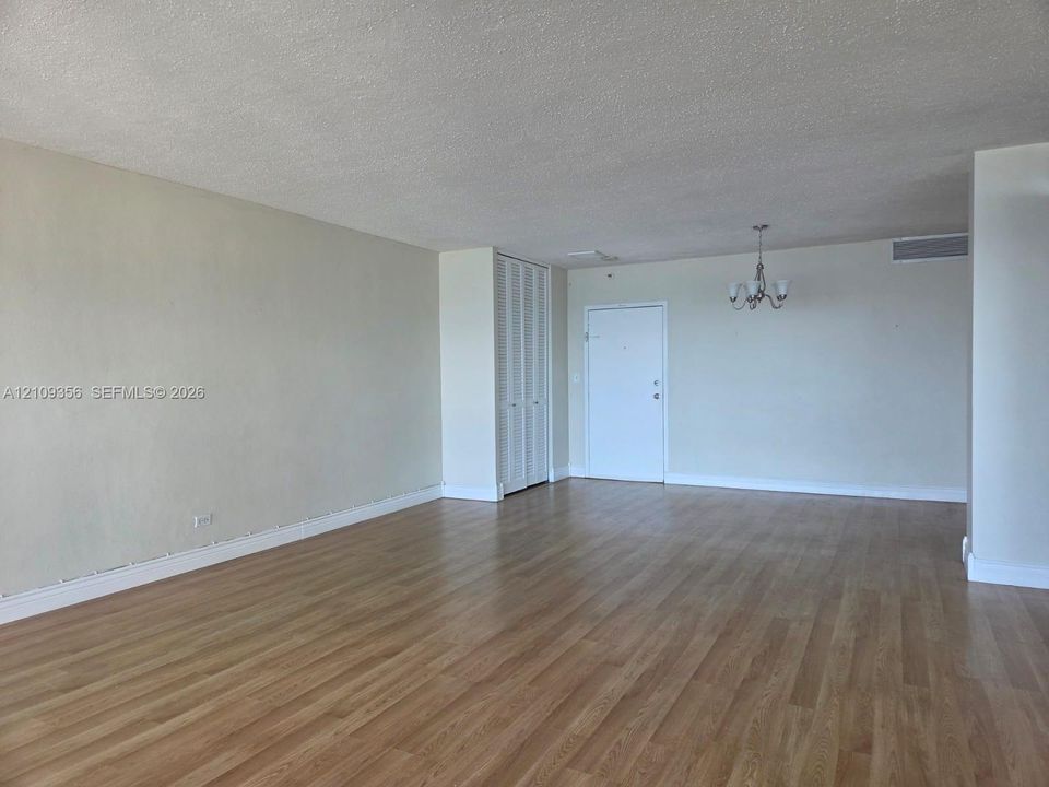 For Rent: $3,000 (1 beds, 1 baths, 998 Square Feet)