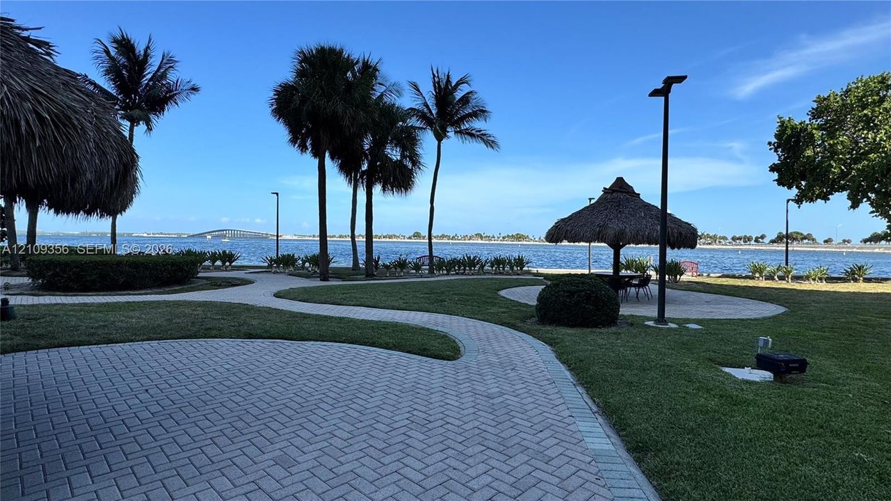 For Rent: $3,000 (1 beds, 1 baths, 998 Square Feet)