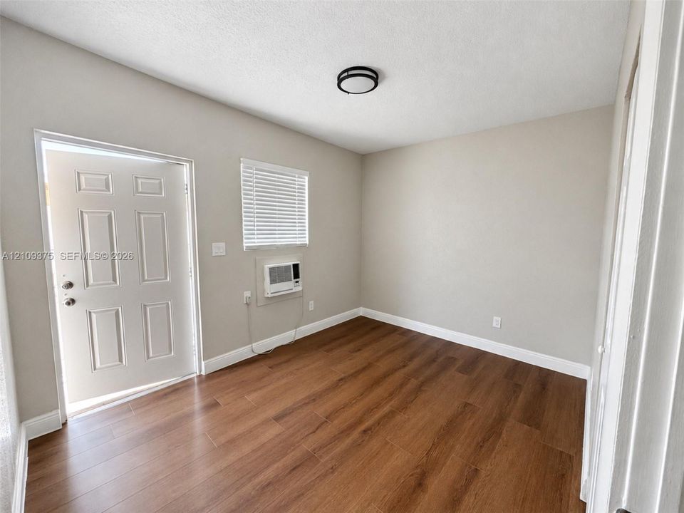 For Rent: $1,650 (2 beds, 1 baths, 920 Square Feet)