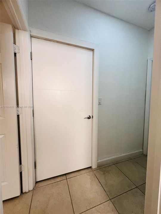 For Rent: $1,500 (1 beds, 1 baths, 1992 Square Feet)