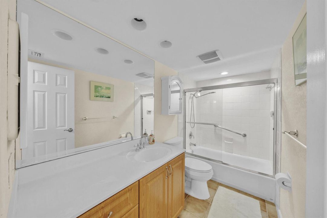 9 Guest Bathroom (2)