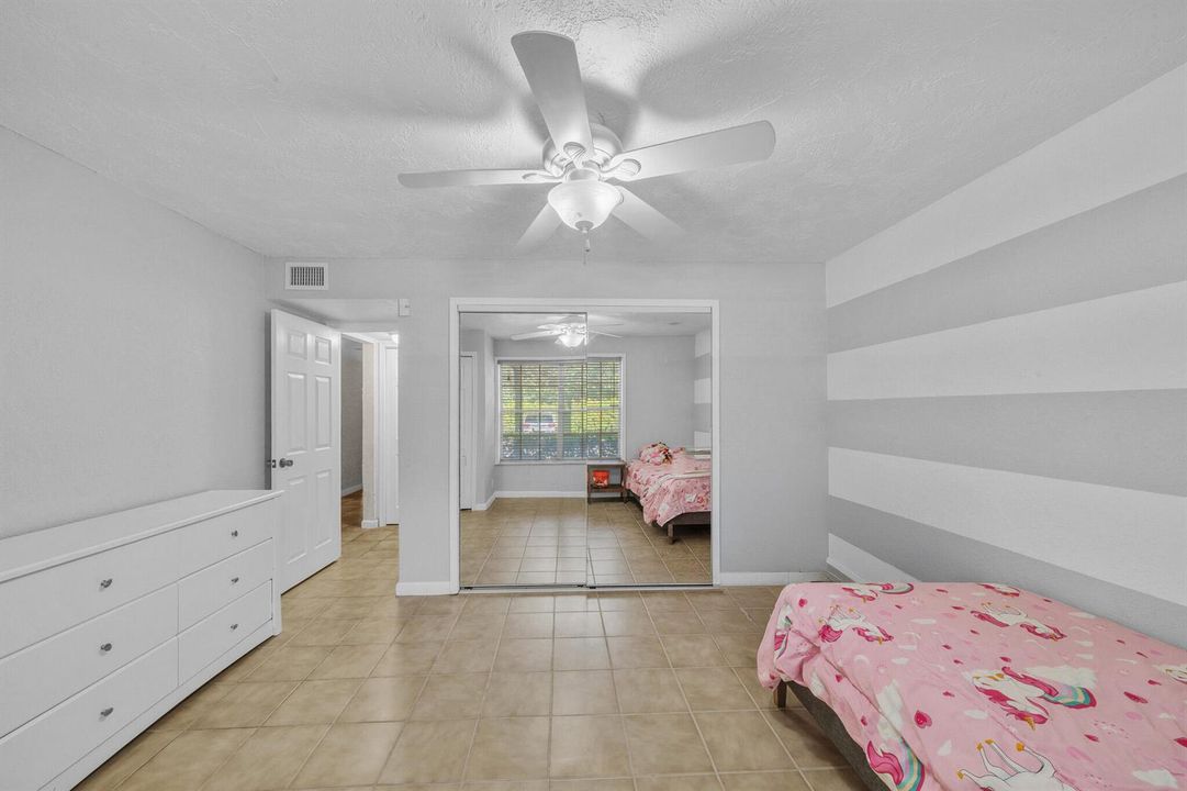 8 Guest Bedroom (2)