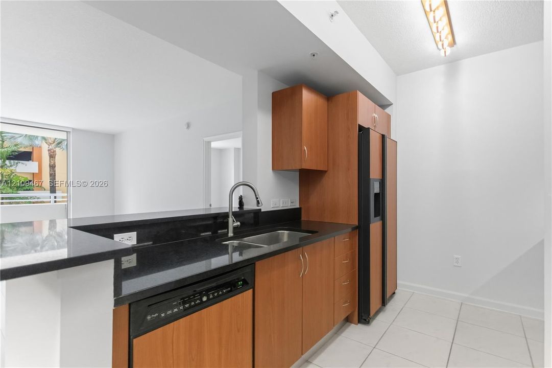 На продажу: $399,000 (2 спален, 2 ванн, 1252 Квадратных фут)