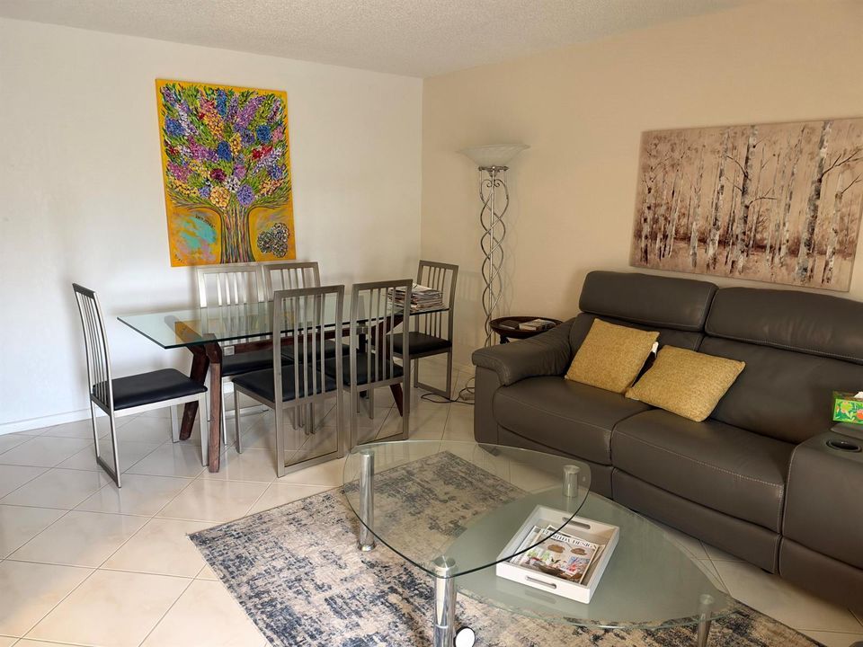 4046 Ainslie C-living room