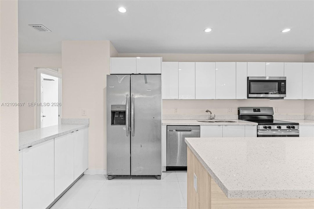 En Venta: $439,900 (4 camas, 2 baños, 1581 Pies cuadrados)