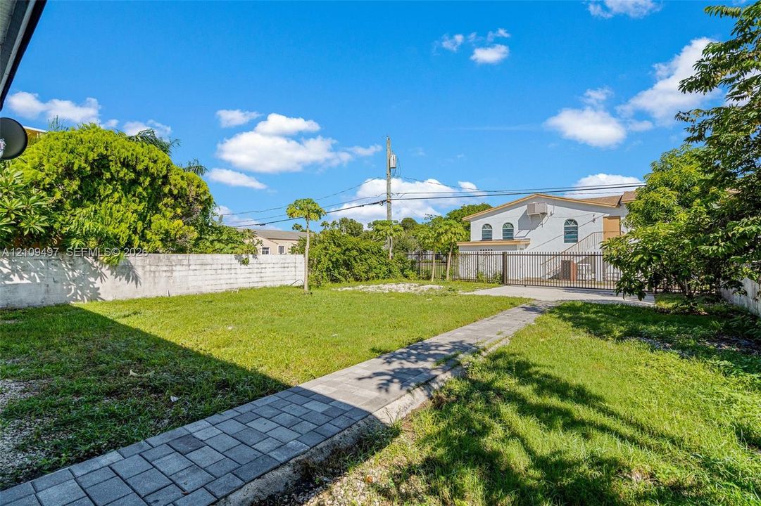 En Venta: $439,900 (4 camas, 2 baños, 1581 Pies cuadrados)