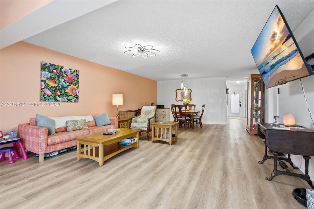 En Venta: $154,900 (2 camas, 2 baños, 1335 Pies cuadrados)