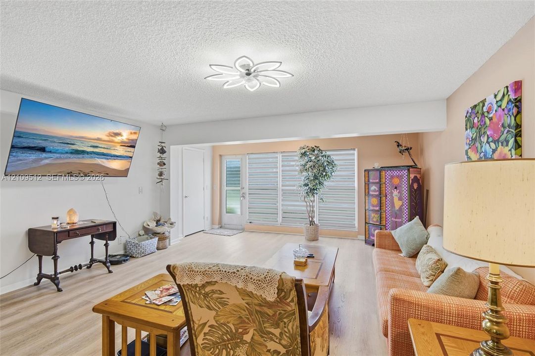 En Venta: $154,900 (2 camas, 2 baños, 1335 Pies cuadrados)