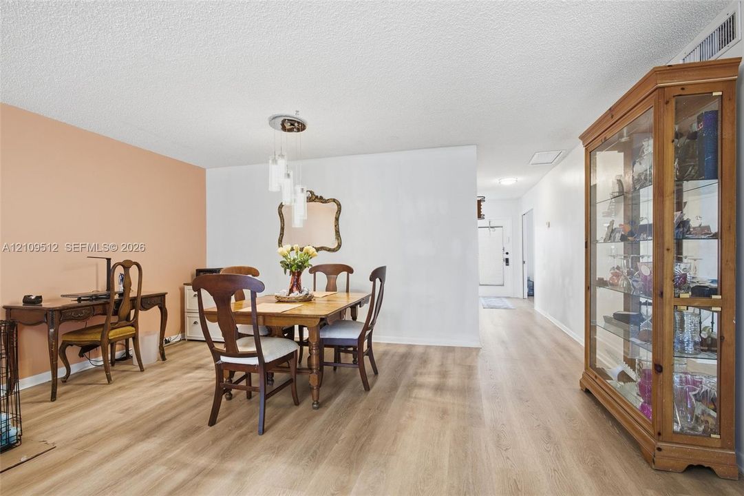 En Venta: $154,900 (2 camas, 2 baños, 1335 Pies cuadrados)