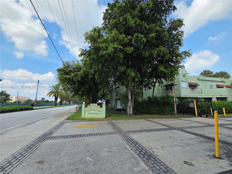 For Sale: $350,000 (2 beds, 2 baths, 1009 Square Feet)